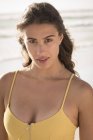 Portrait de jeune femme sensuelle sur la plage — Photo de stock