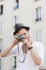 Man taking picture with camera in city — Stock Photo
