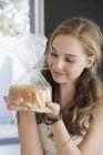 Крупним планом усміхнена дівчина-підліток тримає торт — стокове фото