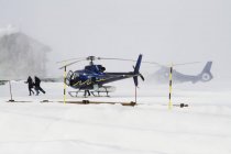 France, hélicoptères à l'héliport brumeux de Courchevel — Photo de stock