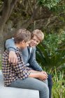Due ragazzi adolescenti seduti insieme e discutere — Foto stock