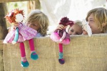 Дети играют с игрушками в домике на дереве — стоковое фото