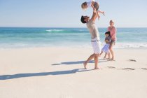 Famiglia godendo di vacanze sulla spiaggia — Foto stock