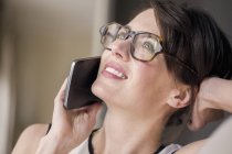 Крупним планом жінка говорить на мобільному телефоні — стокове фото