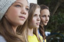 Крупный план трех девочек-подростков, смотрящих на улице — стоковое фото
