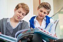 Два мальчика-подростка учатся в школе — стоковое фото