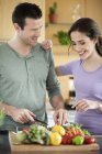 Casal feliz cozinhar na cozinha juntos — Fotografia de Stock