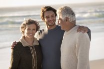 Portrait de famille heureuse debout sur la plage ensemble — Photo de stock