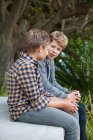 Due ragazzi adolescenti seduti insieme e discutere — Foto stock