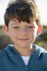 Портрет щасливого маленького хлопчика на відкритому повітрі — стокове фото