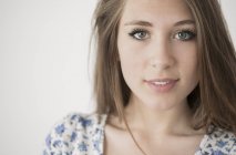 Porträt eines glücklichen Teenagers mit natürlichem Make-up — Stockfoto
