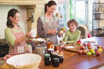 Cuisine familiale multi-génération à la cuisine — Photo de stock