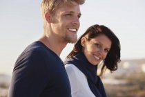 Primer plano de la pareja sonriendo mientras camina al aire libre - foto de stock