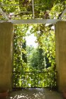Blick auf kleine Terrasse im sonnigen Sommergarten — Stockfoto