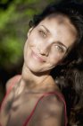 Retrato de mujer sonriente con ojos verdes al aire libre - foto de stock