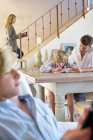 Mann lehrt kleinen Jungen mit Familienmitgliedern bei der Arbeit — Stockfoto