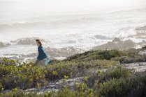 Romantisches Paar spaziert an der Küste mit Sturm im Hintergrund — Stockfoto