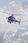 França, Courchevel, helicóptero em voo contra a montanha rochosa — Fotografia de Stock