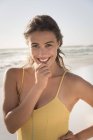 Портрет молодої жінки, яка посміхається на пляжі — стокове фото