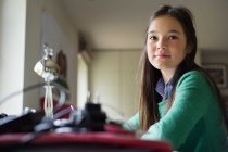 Mädchen lernt zu Hause — Stockfoto