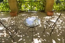Mesa y sillas en la terraza en el campo soleado verano - foto de stock