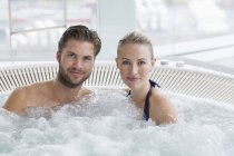 Porträt eines entspannten Paares, das sich im Whirlpool ausruht — Stockfoto