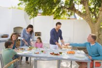 Familie frühstückt am Esstisch — Stockfoto