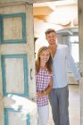 Glückliches Paar blickt durch Tür seines Hauses — Stockfoto
