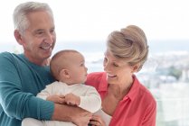 Glückliche Großeltern mit Baby-Enkelin — Stockfoto