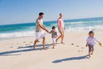 Famille profitant de vacances sur la plage — Photo de stock