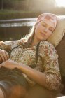 Ritratto di donna rilassata che riposa in barca — Foto stock