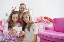 Дівчата-підлітки беруть селфі з мобільним телефоном на вечірці в ліжку — стокове фото