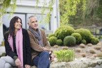 Romantica coppia felice seduta in giardino — Foto stock