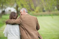 Uomo che cammina con sua figlia in un parco — Foto stock