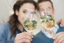 Gros plan du couple qui trinque avec des verres à vin — Photo de stock