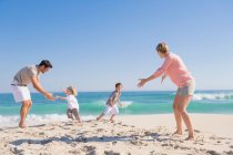 Familie genießt Urlaub am Strand — Stockfoto