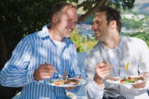 Zwei Freunde essen Obstsalat — Stockfoto