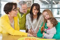 Glückliche Mehrgenerationenfamilie zu Hause — Stockfoto