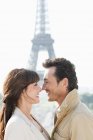 Романтична пара дивлячись один на одного з Ейфелевої вежі на фоні, вирушати, Парижі — стокове фото