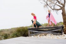 Dos chicas de pie en un paseo marítimo - foto de stock