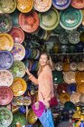 Mulher fazendo compras na loja de cerâmica em souk, Marraquexe, Marrocos — Fotografia de Stock