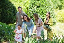 Счастливая семья из нескольких поколений наслаждается в саду — стоковое фото