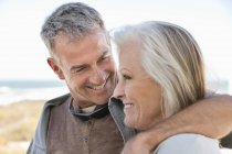 Nahaufnahme eines glücklichen Senioren-Paares beim Spazierengehen am Strand — Stockfoto