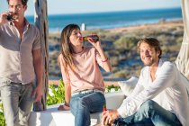 Group of friends enjoying beer outdoors on vacation — Stock Photo