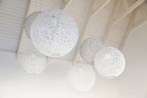 Blick auf nestförmige Lampen, die von der Decke hängen — Stockfoto