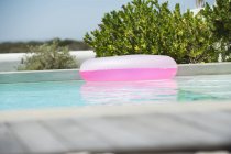 Anello gonfiabile galleggiante sull'acqua in piscina — Foto stock