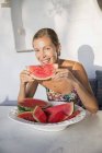 Retrato de mulher comendo fatia de melancia — Fotografia de Stock
