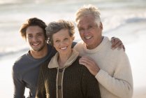 Portrait de famille heureuse debout sur la plage ensemble — Photo de stock