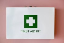 Primo piano del kit di pronto soccorso, attenzione selettiva — Foto stock