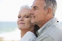 Nahaufnahme eines romantischen Senioren-Paares, das sich am Strand umarmt — Stockfoto